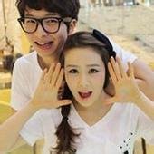 大家帮忙找一下穿格子衬衫的情侣头像，一张图里有两个人的，是略紫的，两个人坐着搂在一起的。谢谢~