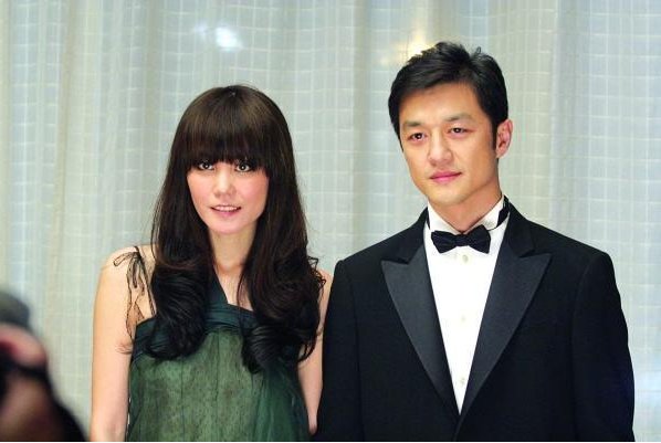 李亚鹏欠债风波后带女友与家人聚餐，没了商业价值的他还能回归娱乐圈吗？