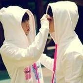 大家帮忙找一下穿格子衬衫的情侣头像，一张图里有两个人的，是略紫的，两个人坐着搂在一起的。谢谢~