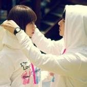 大家帮忙找一下穿格子衬衫的情侣头像，一张图里有两个人的，是略紫的，两个人坐着搂在一起的。谢谢~