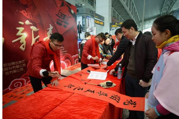 喜居宝地千年旺这是上联，下联是福照家门万事兴，横批喜迎新春！