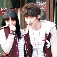 大家帮忙找一下穿格子衬衫的情侣头像，一张图里有两个人的，是略紫的，两个人坐着搂在一起的。谢谢~