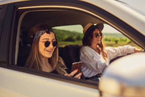 两个女孩子开车细写描写片段