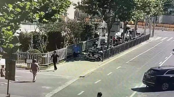 上海地铁一男子酒后随地小便并持棍追逐劝阻乘客，男子这么做合法吗？