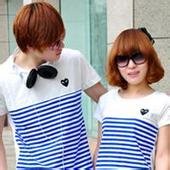 大家帮忙找一下穿格子衬衫的情侣头像，一张图里有两个人的，是略紫的，两个人坐着搂在一起的。谢谢~