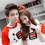 大家帮忙找一下穿格子衬衫的情侣头像，一张图里有两个人的，是略紫的，两个人坐着搂在一起的。谢谢~