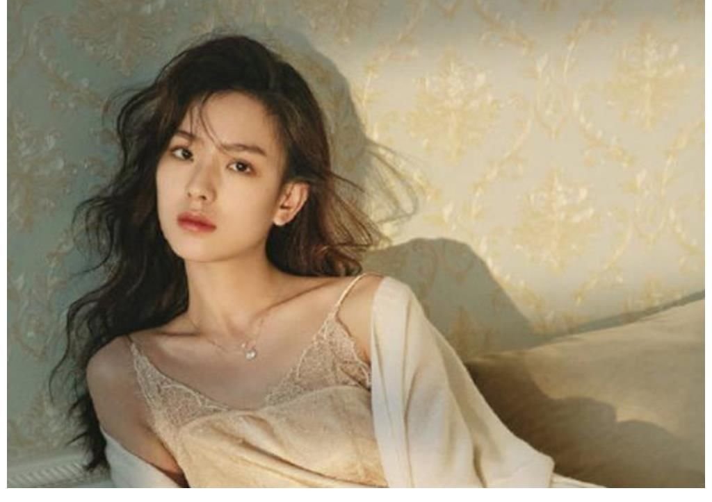 孙一宁借生日直播，不料网络太卡美颜滤镜失效，真实颜值差距有多大？