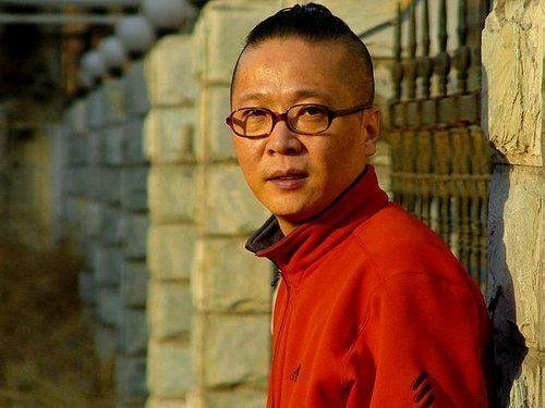 村里有个姑娘叫小芳是什么歌？