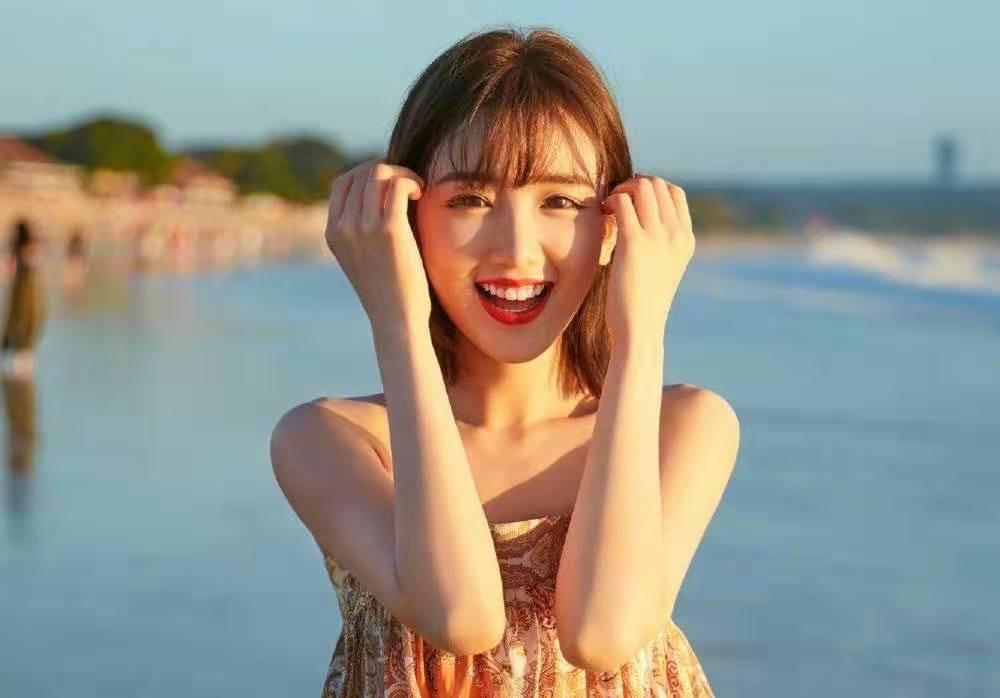 毛晓彤重庆出游上演“背影杀”，如今她过的怎么样？