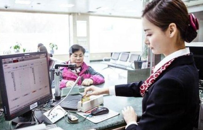 网友吐槽银行每月只上2天班，银行是如何回应的？为何银行总被吐槽呢？