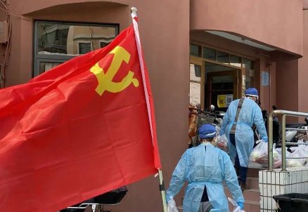 上海小区居民回应居委会殴打两女子，此事背后有哪些细节值得关注？