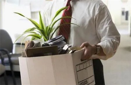 职场上一声不吭就选择辞职的人，真的都是聪明人吗？辞职该不该和同事说？