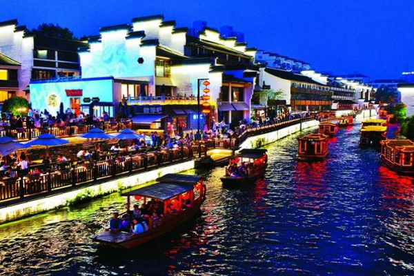 六朝金粉十里秦淮意思