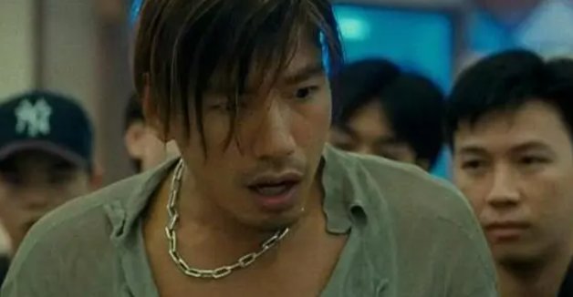 古惑仔中雷耀阳 和乌鸦长的像吗/!是同个人演的吗？