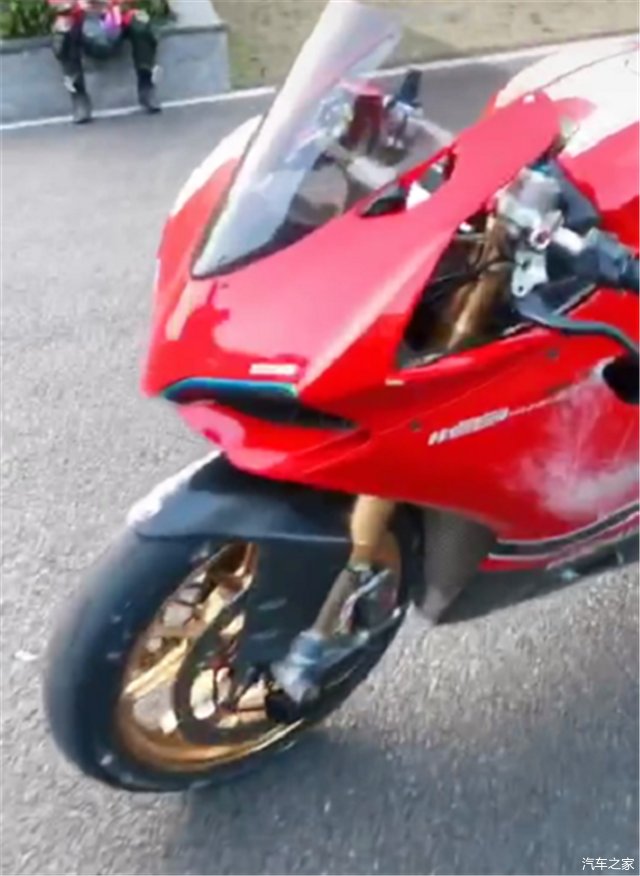 实拍41万杜卡迪1199，3.2秒破百，配L2引擎，排量达1198CC