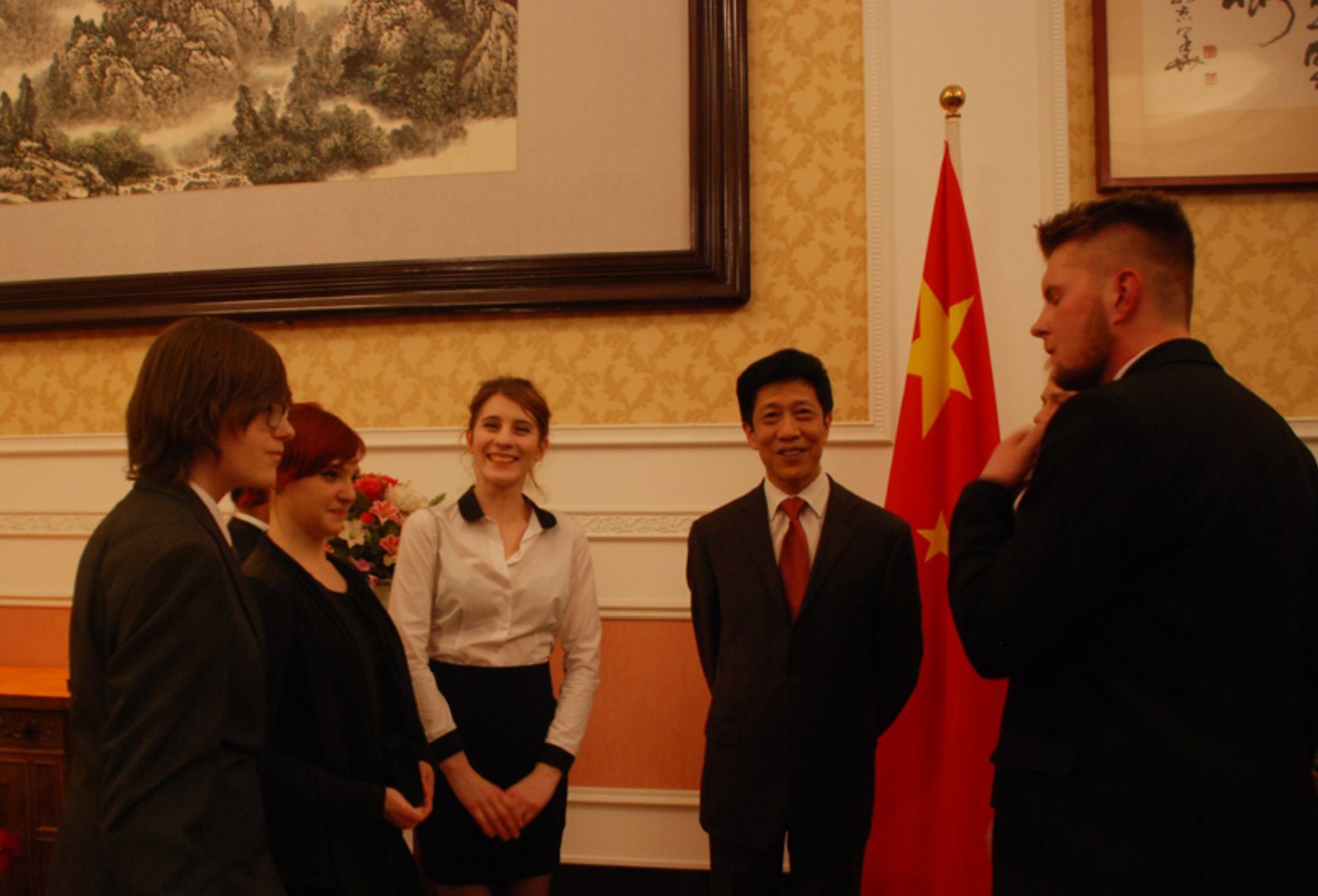 大使馆前面加H. E.什么意思？