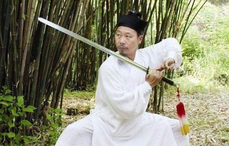 剑走偏锋成语的意思