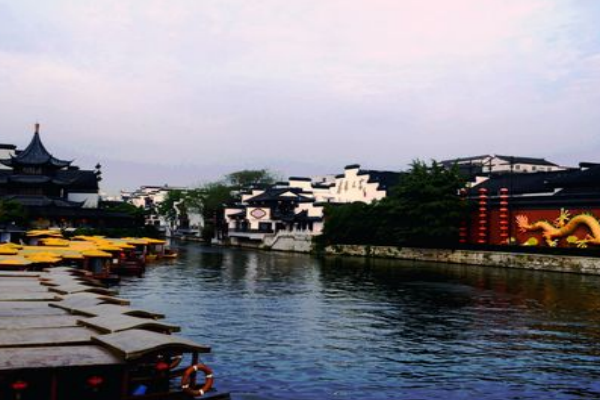 六朝金粉十里秦淮意思