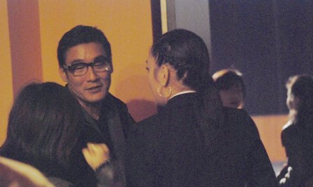 指手画脚的意思