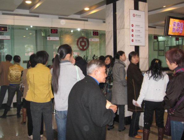 网友吐槽银行每月只上2天班，银行是如何回应的？为何银行总被吐槽呢？