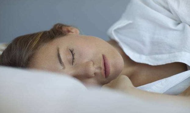 你能做，我能做，大家都能做，一个人能做，三个人不能做，是什么事?