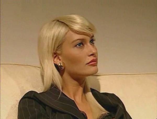 跪求人名或者电影名，电影开头是这个女的开车到一栋楼下