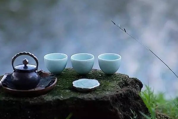 何处惹尘埃的完整诗句是什么？