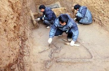 郑州一研究院学生考古掉入4米深坑，他身上的伤势如何？