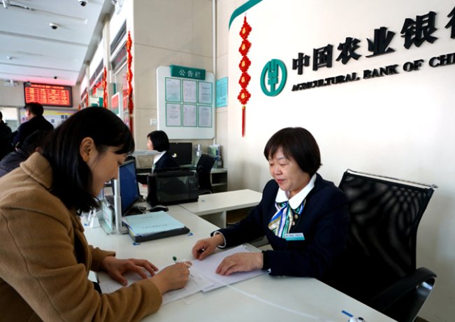 网友吐槽银行每月只上2天班，银行是如何回应的？为何银行总被吐槽呢？