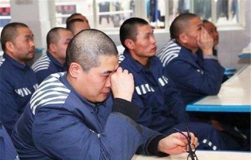 监狱就那么大，监狱里的犯人每天都在里面干什么呢？