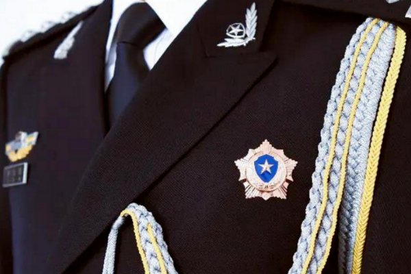 警礼服的配饰怎么安装