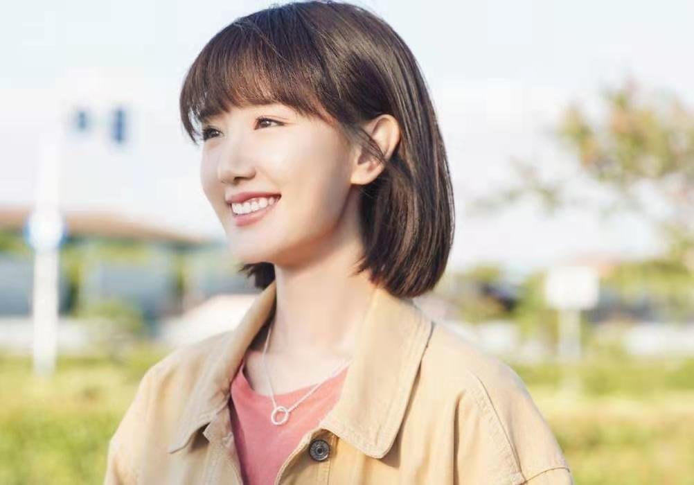 毛晓彤重庆出游上演“背影杀”，如今她过的怎么样？