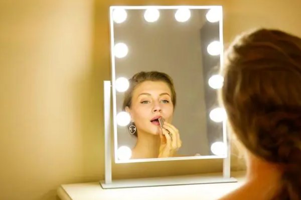 镜子中的我们怎么连在一起的？