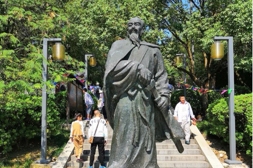 老气横秋的出处是