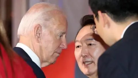 如何看待在国际舞台上，韩总统接连“受辱”，私下吐槽美国会议员为崽子？