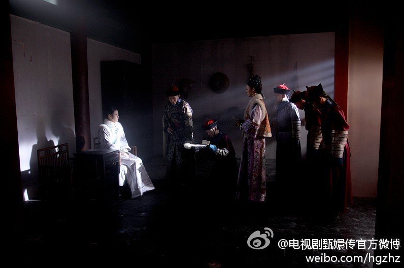 甄嬛传里的华妃是第几集死的