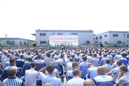 监狱就那么大，监狱里的犯人每天都在里面干什么呢？