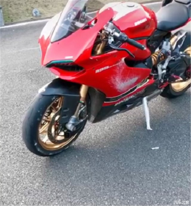 实拍41万杜卡迪1199，3.2秒破百，配L2引擎，排量达1198CC