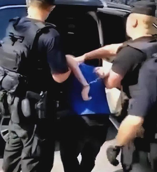 胆大包天！重庆一男子持刀抢银行被当场抓获，事发当时的情况如何？