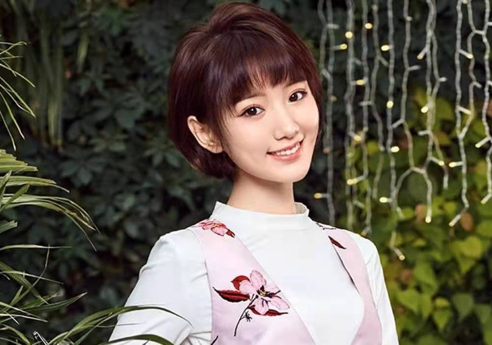 毛晓彤重庆出游上演“背影杀”，如今她过的怎么样？