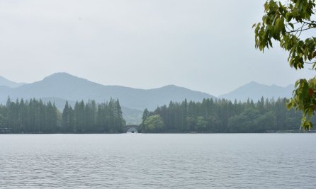 与世隔绝的意思