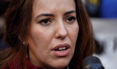 指手画脚的意思