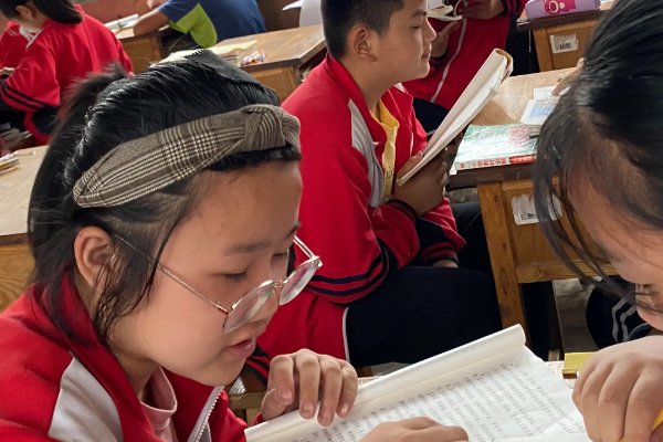 秀色在圈子里的意思和造句