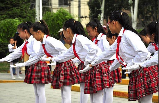 假期被同学妈妈邀请帮助同学补课，我提出收费，这样做过分吗？