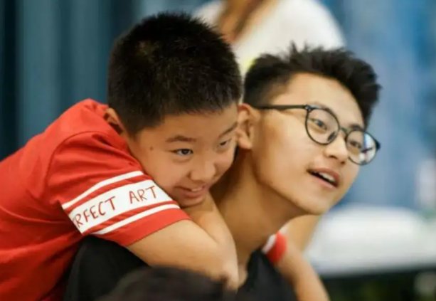 自杀热线盲人接线员称：学生占比最大，现在的孩子为什么容易轻生？