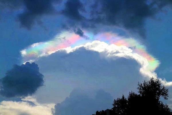 成都上空现大片七彩云,场景有多美?为什么会出现七彩云呢?