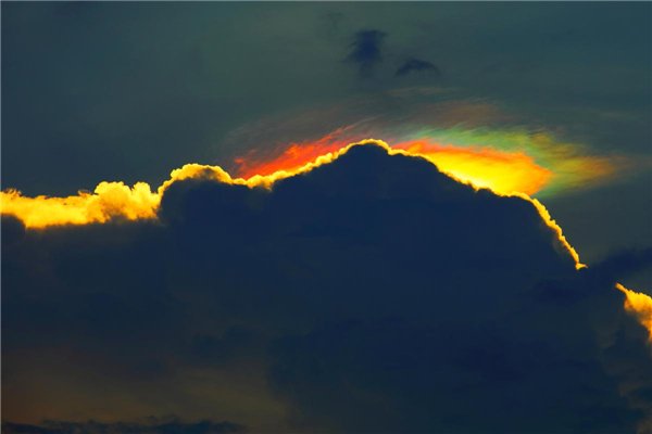 成都上空现大片七彩云，场景有多美？为什么会出现七彩云呢？