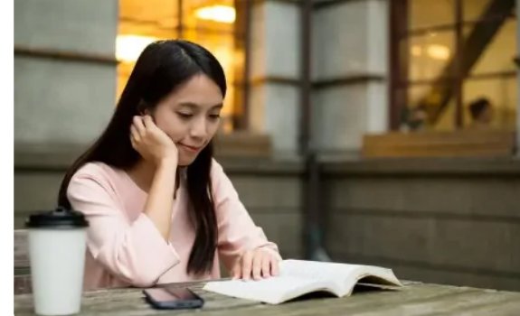 年轻人爱上用耳朵“读”网络小说，为何他们更喜欢用电子书？