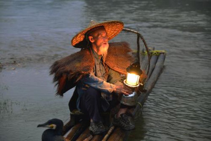 两人力大冲破天——打一字。