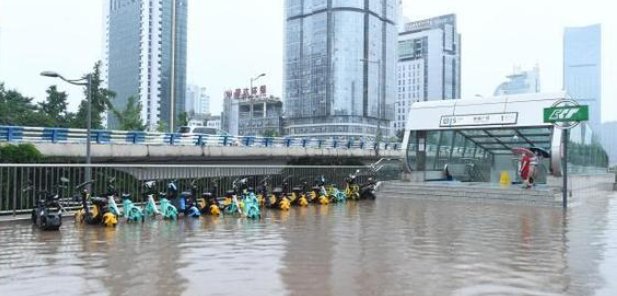 重庆5区县暴雨，一超市积水齐腰，救援工作进行的如何？